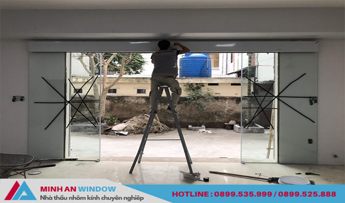 Nhân viên Minh An Window đang lắp đặt Cửa kính tự động cho chung cư tại quận Long Biên(Hà Nội)