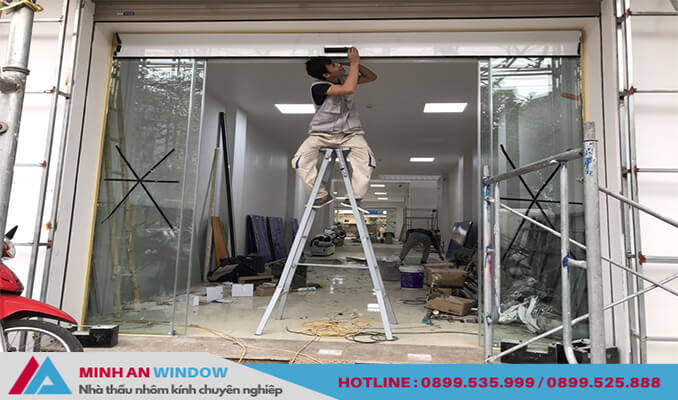 Nhân viên của Minh An Window đang tiến hành lắp đặt cửa kính tự động cho nhà ở tại Sầm Sơn - Thanh Hóa
