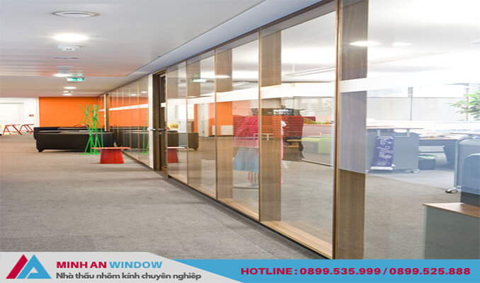 Mẫu Vách kính khung nhôm vân gỗ cao cấp chất lượng phổ biến 2021 - Minh An Window đã thi công