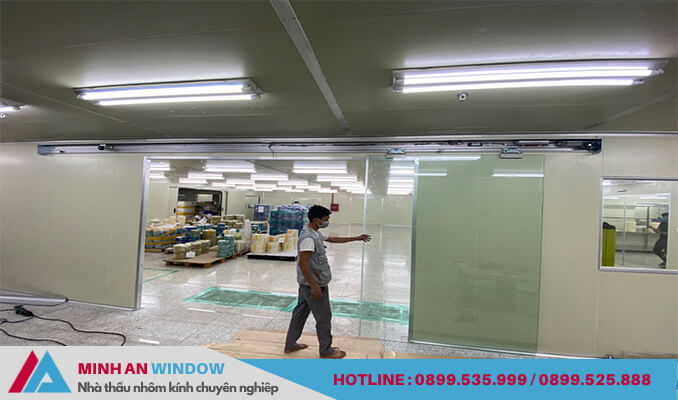 Nhân viên của Minh An Window lắp đặt cửa kính tự động cho nhà máy
