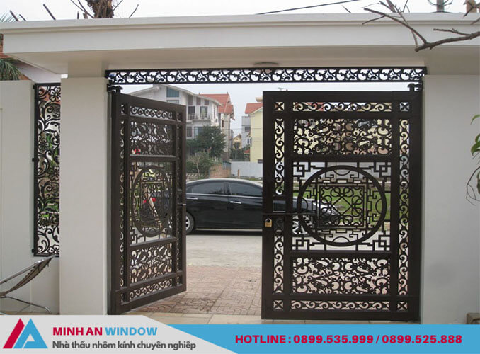 Mẫu cửa cổng sắt 2 cánh màu đen sang trọng - Minh An Window thiết kế và lắp đặt cho nhà biệt thự