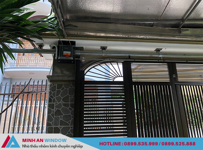Minh An Window lắp đặt cửa cổng sắt lùa treo chất lượng cho công trình nhà ở