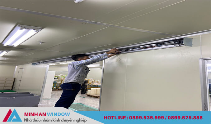 Nhân viên của Minh An Window đang tiến hành lắp đặt cửa tự động cho xưởng sản xuất tại Như Thanh - Thanh Hóa Nhân viên của Minh An Window đang tiến hành lắp đặt cửa tự động cho xưởng sản xuất tại Như Thanh - Thanh Hóa