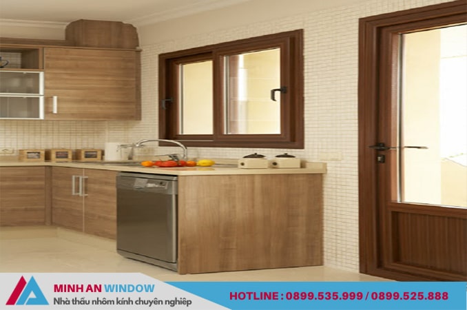 Phòng bếp sử dụng cửa sổ , cửa đi đều giả vân gỗ đẹp , màu tự nhiên