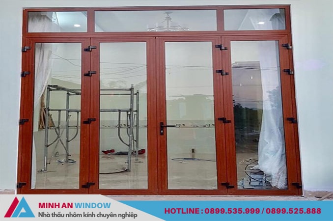 Mẫu phổ biến nhất hiện nay cho biệt thự, nhà phố nhôm gia vân gỗ 2 cánh Mẫu phổ biến nhất hiện nay cho biệt thự, nhà phố nhôm gia vân gỗ 2 cánh
