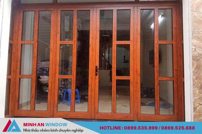 Mẫu cửa nhôm kính giả vân gỗ 4 cánh đẹp cho cửa đi Mẫu cửa nhôm kính giả vân gỗ 4 cánh đẹp cho cửa đi