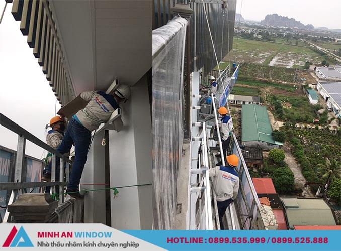 Công nhân của Minh An Window đang thi công lắp đặt cửa nhôm kính tại KCN Vân Du