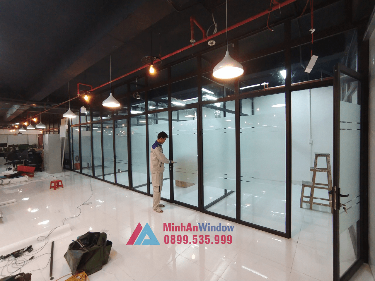 Thợ thi công của Minh An Window tiến hành kiểm tra và bàn giao cửa nhôm kính cho khách hàng tại Lam Sơn - Thanh Hóa
