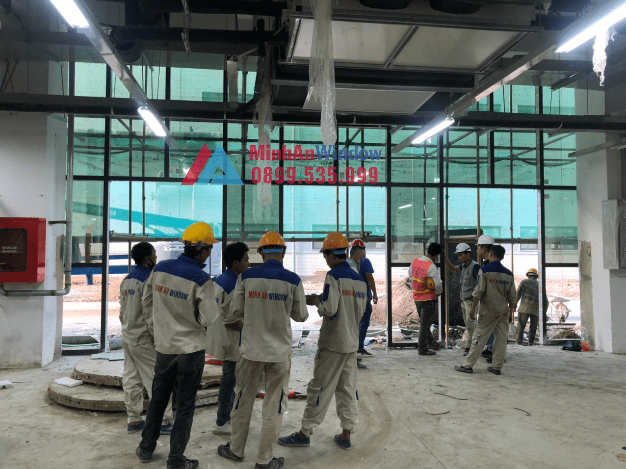 Đội ngũ thợ thi công của minh an window đang tiến hành chuẩn bị lắp đặt vách nhôm kính cho công trình tại như thanh - thanh hóa Đội ngũ thợ thi công của Minh An Window đang tiến hành chuẩn bị lắp đặt vách nhôm kính cho công trình tại Như Thanh - Thanh Hóa