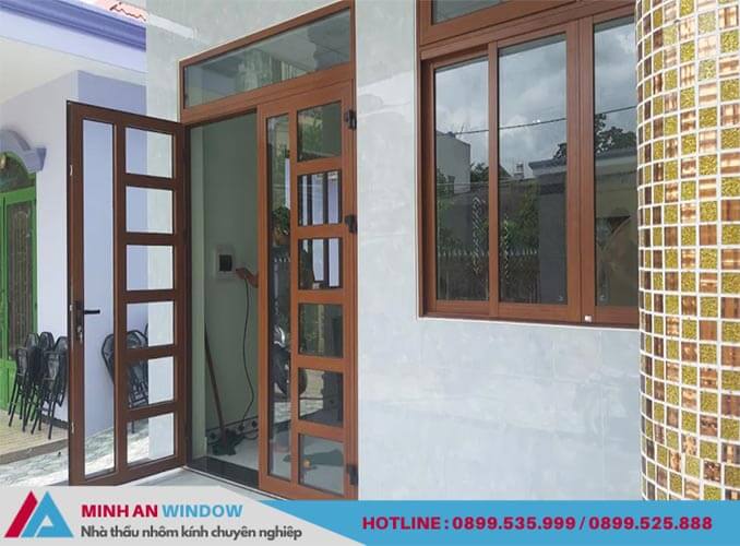 Mẫu cửa đi và cửa sổ nhôm Xingfa vân gỗ Minh An Window lắp đặt cho nhà ở