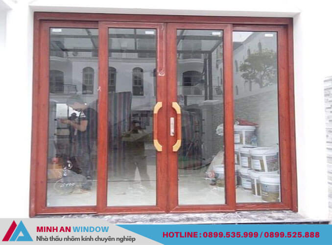 Mẫu cửa nhôm Xingfa vân gỗ 4 cánh - Minh An Window lắp đặt cho cửa chính nhà ở