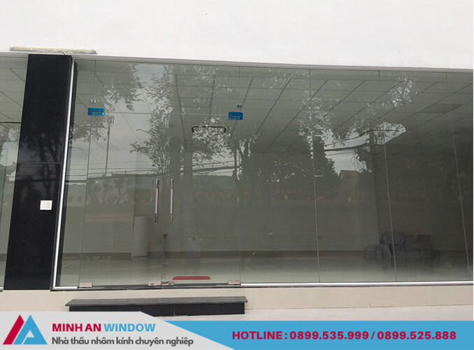 Mẫu cửa kính thủy lực Minh An Window lắp đặt cho showroom tại quận Long Biên (Hà Nội)