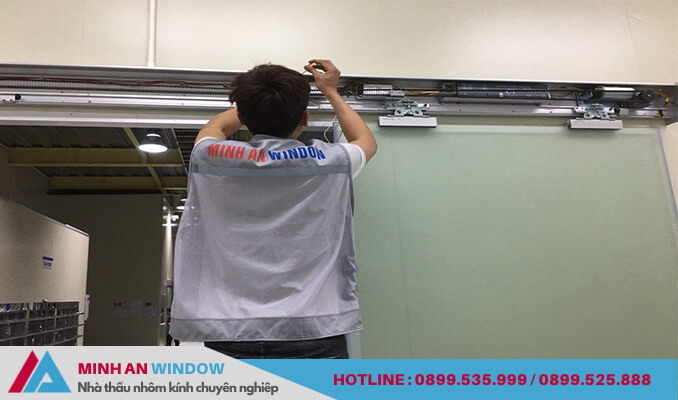 Nhân viên của Minh An Window đang tiến hành lắp đặt ray cho cửa tự động