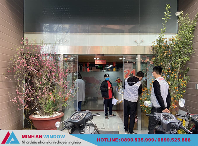 Mẫu cửa tự động Hàn Quốc đội ngũ nhân viên của Minh An Window lắp đặt cho văn phòng công ty