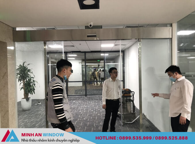 Mẫu cửa tự động Hàn Quốc - nhân viên của Minh An Window đang hướng dẫn khách hàng sử dụng