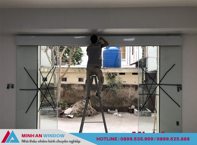Mẫu cửa tự động Hàn Quốc - nhân viên của Minh An Window lắp đặt cho công trình nhà ở