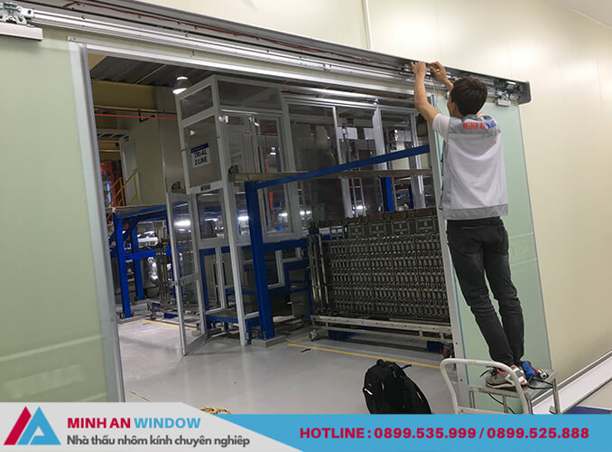 Mẫu cửa tự động Hàn Quốc - nhân viên của Minh An Window lắp đặt cho khu vực xưởng sản xuất
