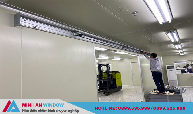 Nhân viên của Minh An Window đang tiến hành lắp đặt cửa tự động cho nhà máy Nhân viên của Minh An Window đang tiến hành lắp đặt cửa tự động cho nhà máy