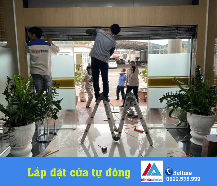 Nhân viên thi công đang tiến hành lắp đặt thiết bị tự động cho khách hàng tại Lam Sơn Nhân viên thi công đang tiến hành lắp đặt thiết bị tự động cho khách hàng tại Lam Sơn