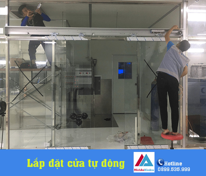 Mẫu cửa kính cường lực kết hợp với khung inox bền chắc do nhân viên của Minh An Window lắp đặt Mẫu cửa kính cường lực kết hợp với khung inox bền chắc do nhân viên của Minh An Window lắp đặt