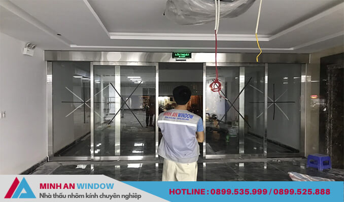 Nhân viên Minh An Window lắp đặt Cửa tự động inox cho các chung cư cao cấp