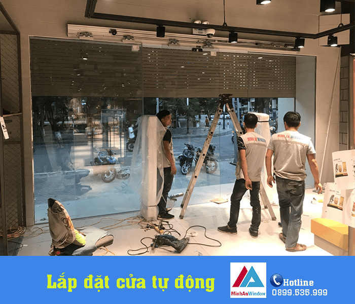 Đội ngũ nhân viên của Minh An WIndow lắp đặt cửa tự động cho cửa hàng kinh doanh quần áo tại Thanh Hóa Đội ngũ nhân viên của Minh An WIndow lắp đặt cửa tự động cho cửa hàng kinh doanh quần áo tại Thanh Hóa