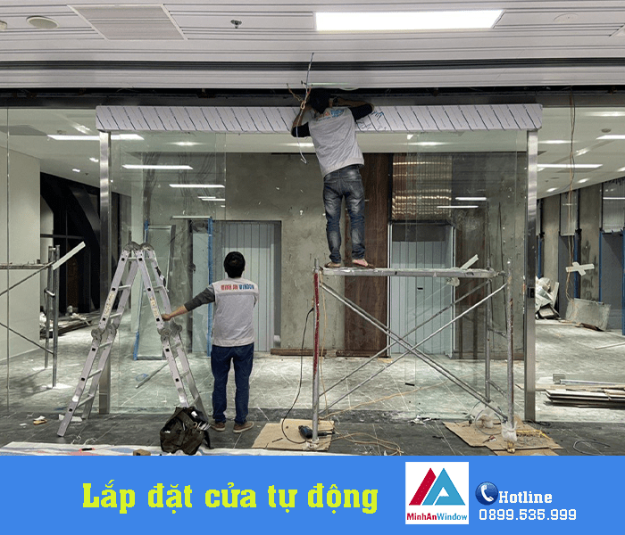 Nhân viên của Minh An Window đang tiến hành lắp đặt cửa tự động khu công nghiệp Tây Bắc Gia - Thanh Hóa Nhân viên của Minh An Window đang tiến hành lắp đặt cửa tự động khu công nghiệp Tây Bắc Gia - Thanh Hóa