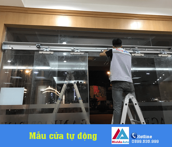 Nhân viên của MInh An đang tiến hành lắp cửa tự động cho khách hàng tại Thanh Hóa Nhân viên của MInh An đang tiến hành lắp cửa tự động cho khách hàng tại Thanh Hóa