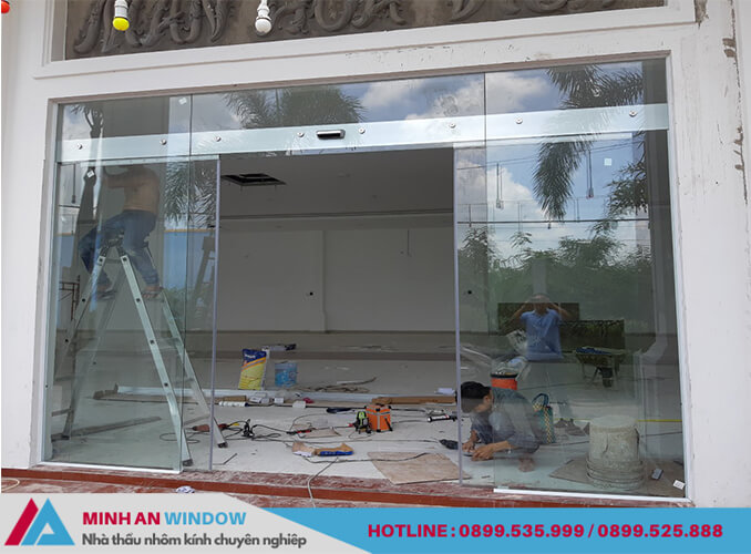 Mẫu cửa tự động Woosung - nhân viên của Minh An Window lắp đặt cho cửa hàng bán đồ nội thất