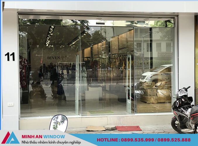 Mẫu cửa tự động Woosung - nhân viên của Minh An Window lắp đặt cho cửa hàng quần áo