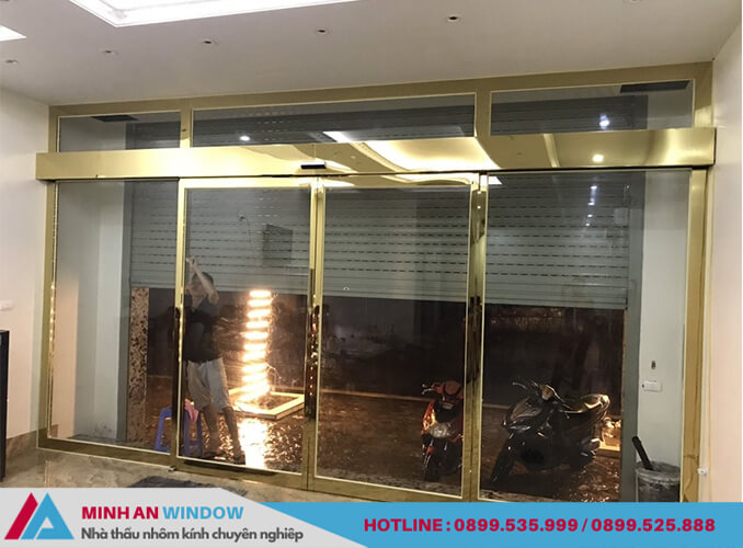 Mẫu cửa tự động inox vàng gương nhân viên của Minh An Window lắp đặt cho cửa hàng vàng bạc