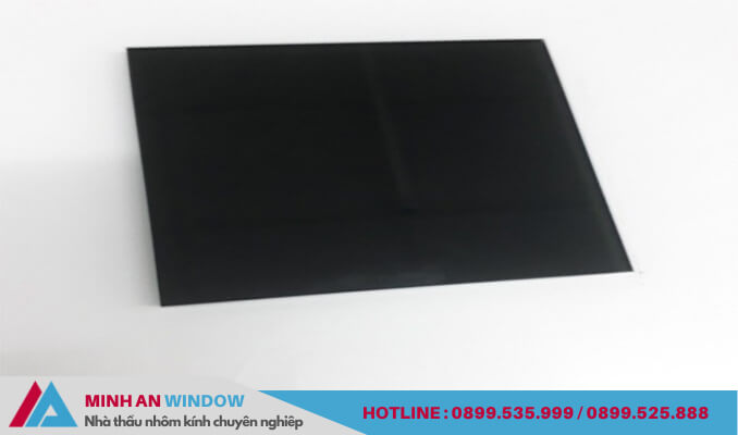 Mẫu kính cường lực màu đen được ứng dụng trong nhiều công trình khác nhau Mẫu kính cường lực màu đen được ứng dụng trong nhiều công trình khác nhau
