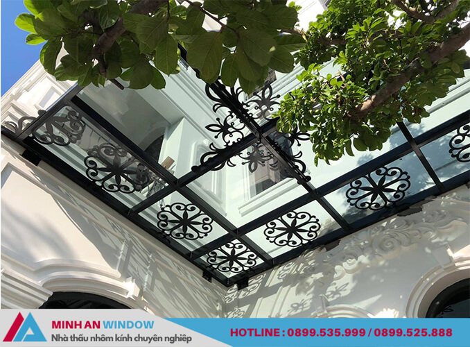 Mẫu mái kính sân vườn khung sắt nghệ thuật - Minh An Window lắp đặt cho nhà ở tại huyện Gia Lâm (Hà Nội)