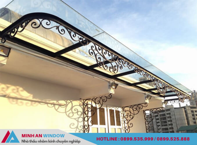 Mẫu mái kính sử dụng khung sắt nghệ thuật Minh An Window lắp đặt cho hiên nhà ở