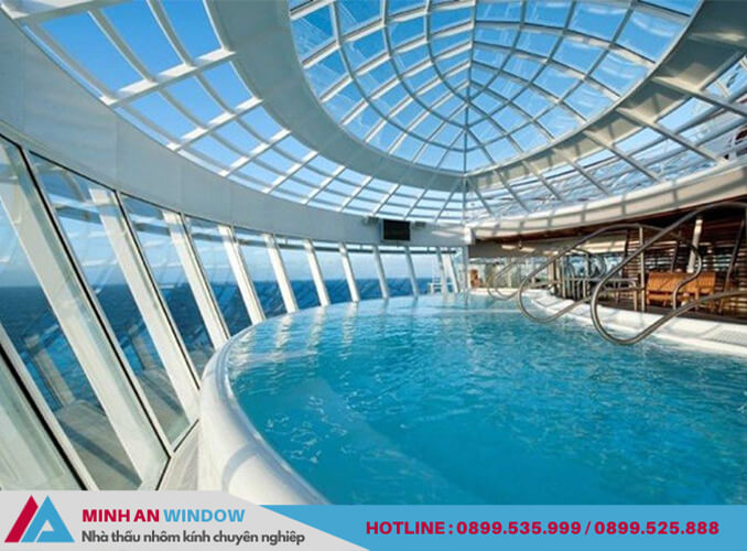 Mẫu mái kính uốn cong - Minh An Window thiết kế và lắp đặt cho công trình bể bơi cao cấp