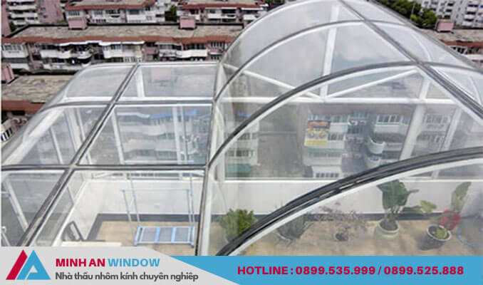 Mẫu mái kính uốn cong - Minh An Window lắp đặt cho ban công nhà ở