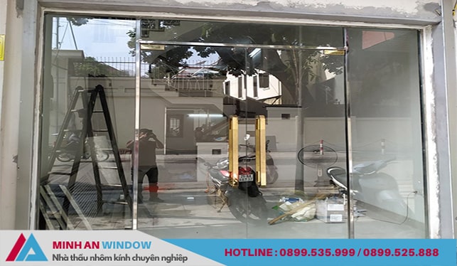 Mẫu cửa kính cường lực 2 cánh mở quay Mẫu cửa kính cường lực 2 cánh mở quay