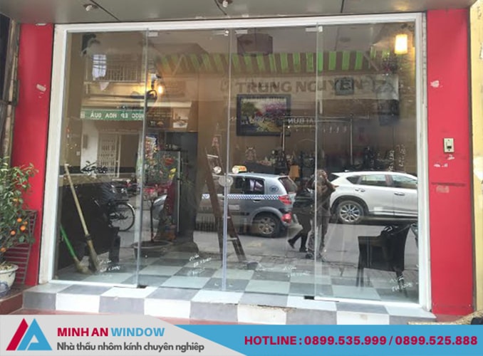 Mẫu cửa kính mở ngang đẹp cho shop thời trang hà nội Mẫu cửa kính mở ngang đẹp cho shop thời trang hà nội