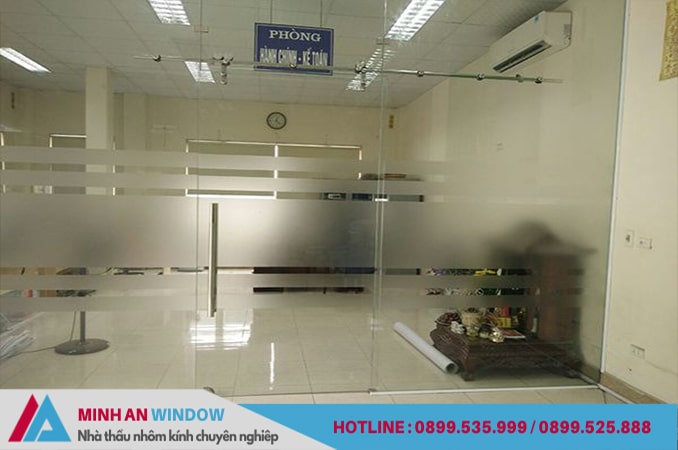 Mẫu cửa kính lùa có ray treo đẹp cho văn phòng Mẫu cửa kính lùa có ray treo đẹp cho văn phòng