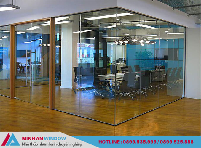 Mẫu Vách kính cường lực kết hợp cửa kính thủy lực khung nhôm vân gỗ cho các văn phòng