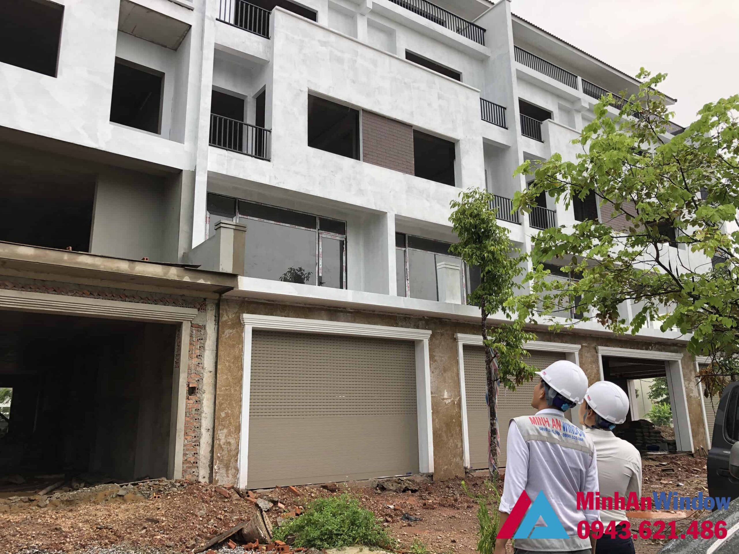 Lắp đặt cửa nhôm kính quận hoàn kiếm - hà nội 4 Nhân viên của Minh An Window khảo sát lắp đặt cửa nhôm kính cho nhà biệt thự