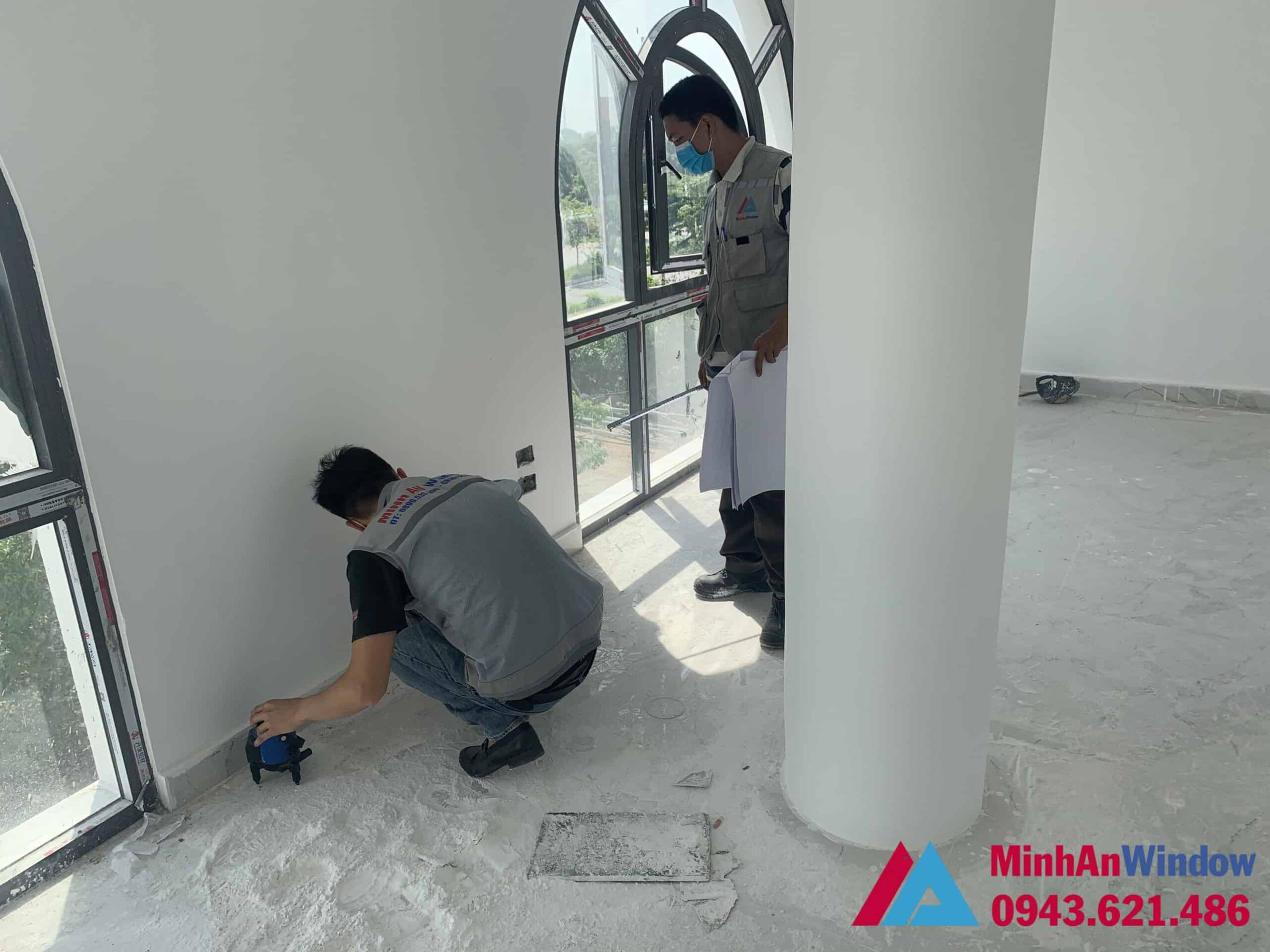 Lắp đặt cửa nhôm kính quận hoàn kiếm - hà nội 6 Nhân viên của Minh An Window tiến hành đo đạc, khảo sát làm cửa nhôm kính