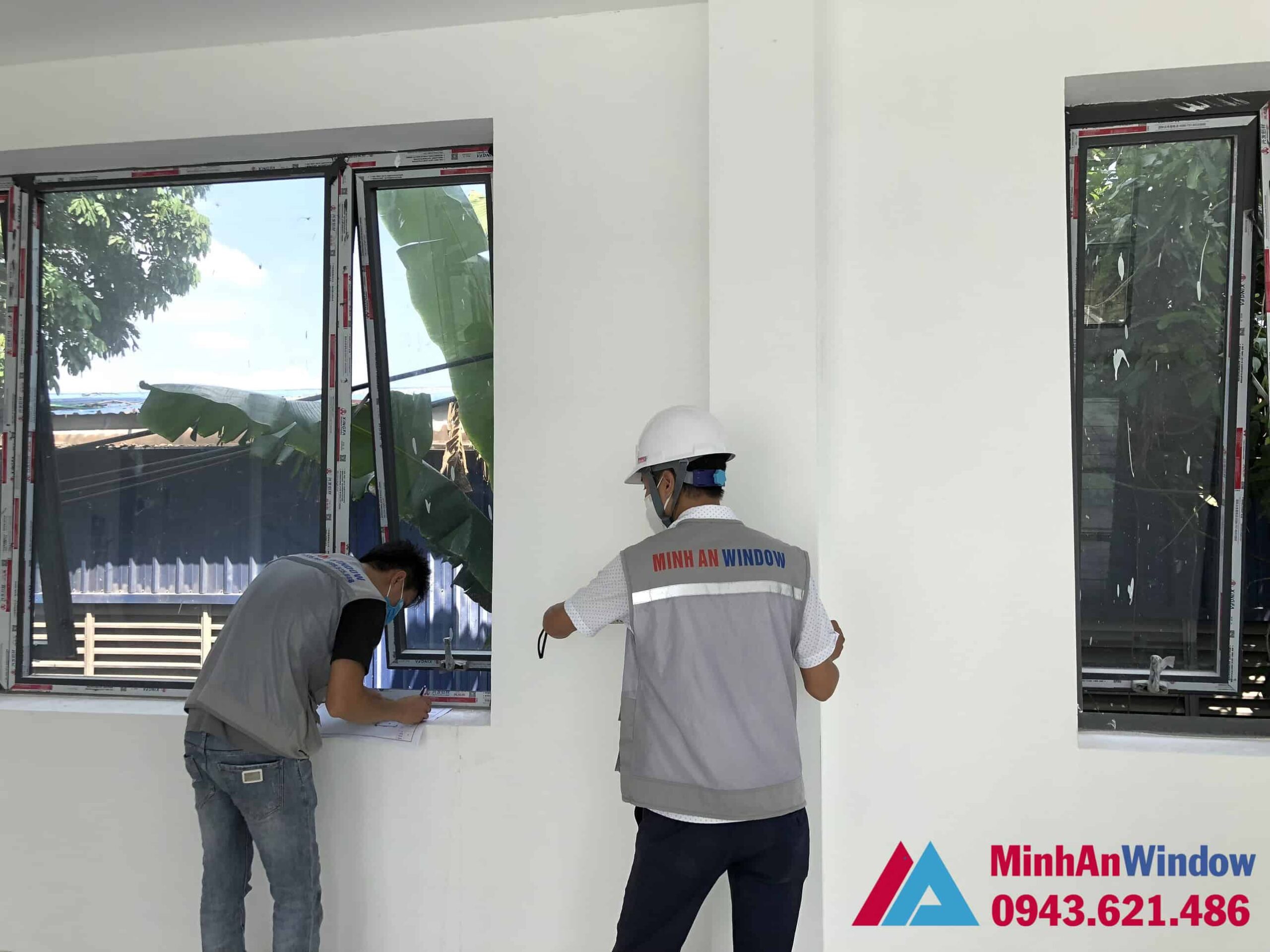 Nhân viên của Minh An Window tiến hành kiểm tra các bộ cửa nhôm kính sau khi lắp đặt