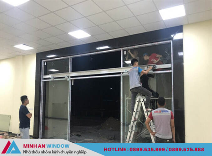 Nhân viên của Minh An Window lắp đặt cửa tự động cho siêu thị tại Hà Nội