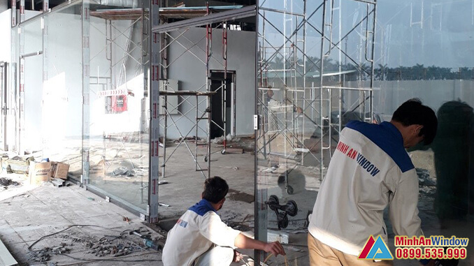 Nhân viên của Minh An Window lắp đặt cửa vách nhôm kính cho khu công nghiệp Quế Võ 2