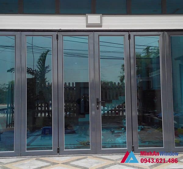 Mẫu cửa đi nhôm kính nhiều cánh Minh An Window lắp đặt tại KCN Phú Nghĩa