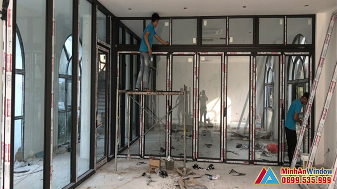 Nhân viên của Minh An Window đang tiến hành lắp cửa nhôm kính nhà xưởng bền đẹp tại Thái Bình