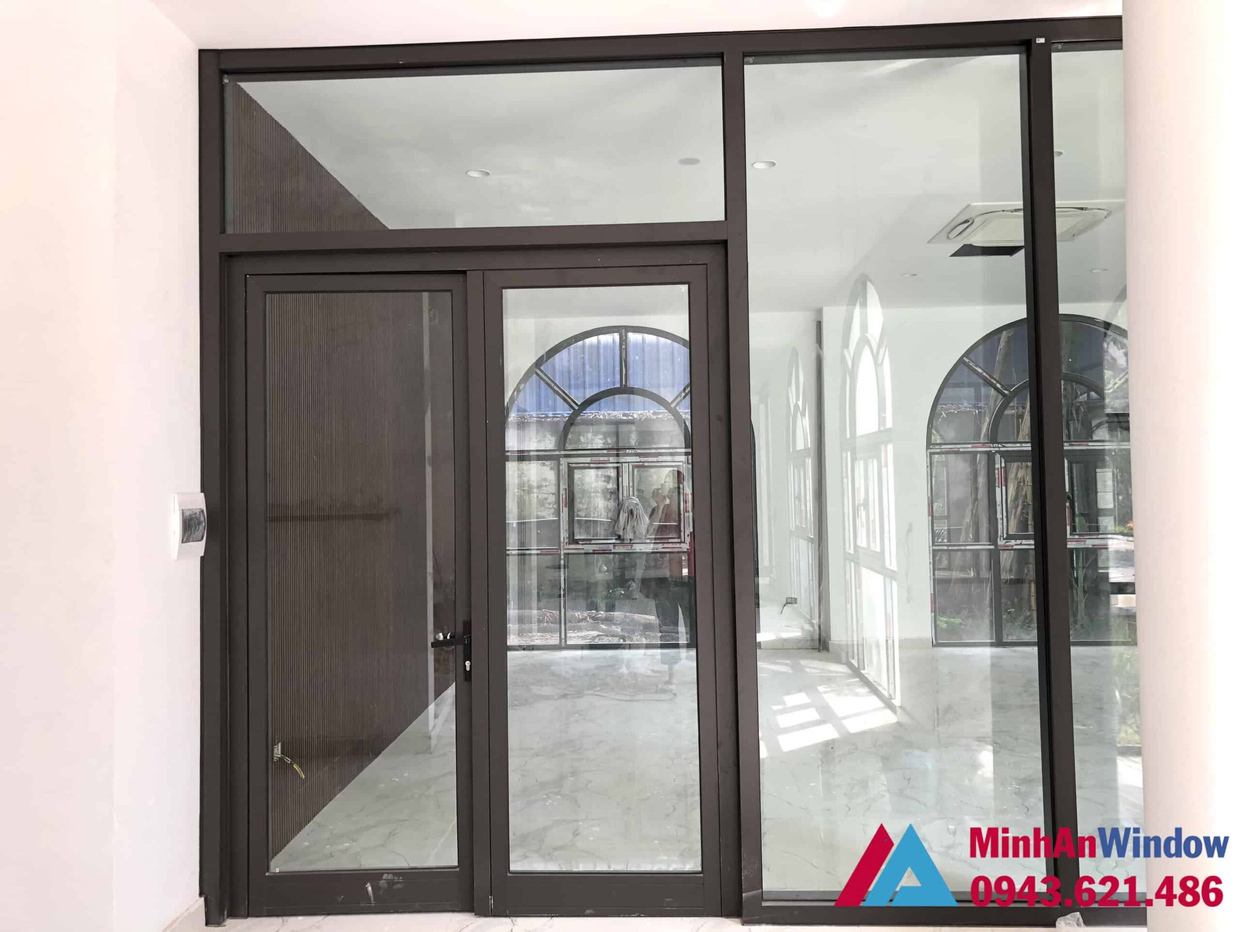 Mẫu cửa nhôm kính 2 cánh kết hợp với vách nhôm kính do Minh An Window lắp đặt