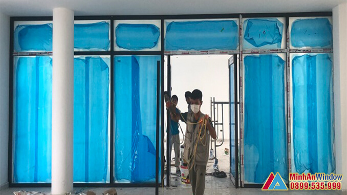 Nhân viên của Minh An Window lắp đặt các bộ cửa nhôm kính cho khách hàng tại KCN Yên Phong 1