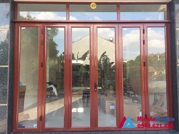 Mẫu cửa nhôm kính màu vân gỗ Minh An Window lắp đặt cho khách hàng tại huyện Mỹ Đức